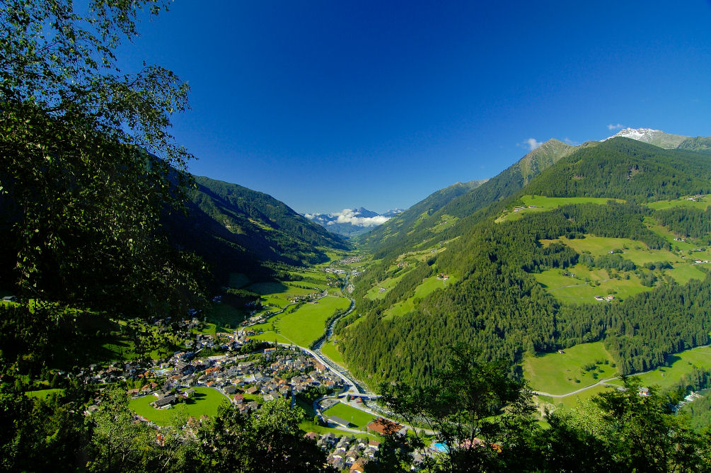Dorf mit Tal gegen Meran 10 II1