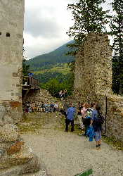 Fhrung im Burghof der Jaufenburg