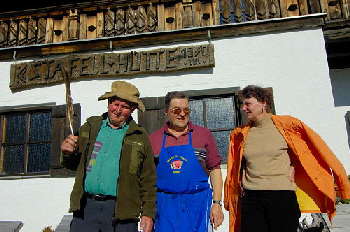 Chefin von der Pension Alpenhof mit der urigen Hüttenwirt von der Staffelhütte (links) und Albert (mitte) m Passeiertal  bei Meran -  SÜDTIROL